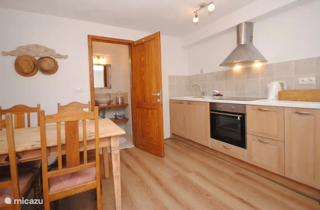 La cocina en el 1er piso, con el horno como extra.