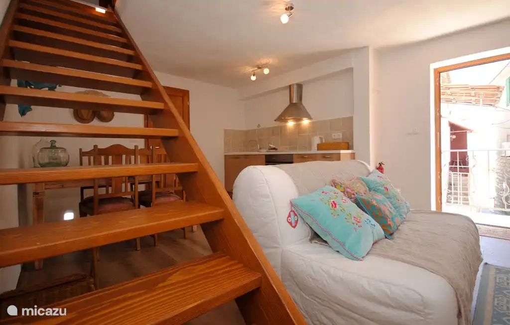 Las escaleras al área de dormir en el segundo piso.