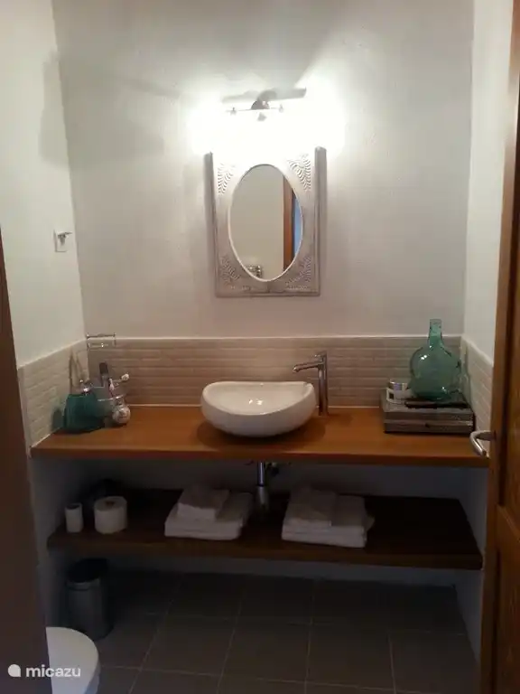 Baño 2do piso, lavabo e inodoro