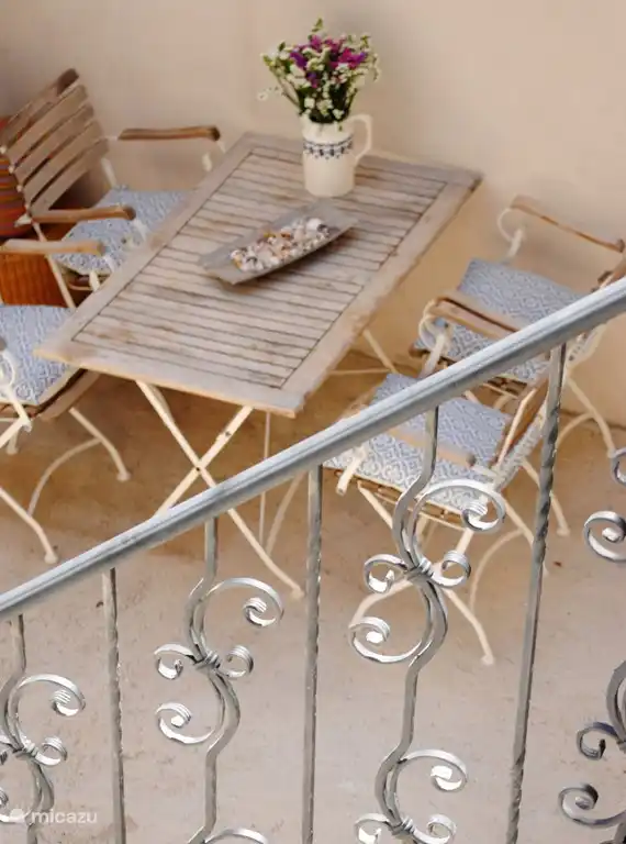 La terraza, al lado de las escaleras al 1er piso.