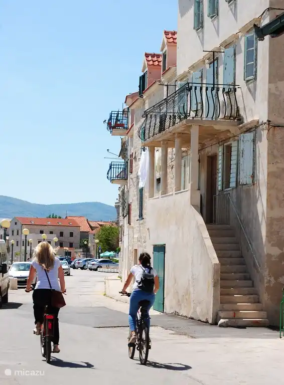 Disfrute en bicicleta a lo largo de la riva de 7 km de largo a lo largo de los 7 castillos.