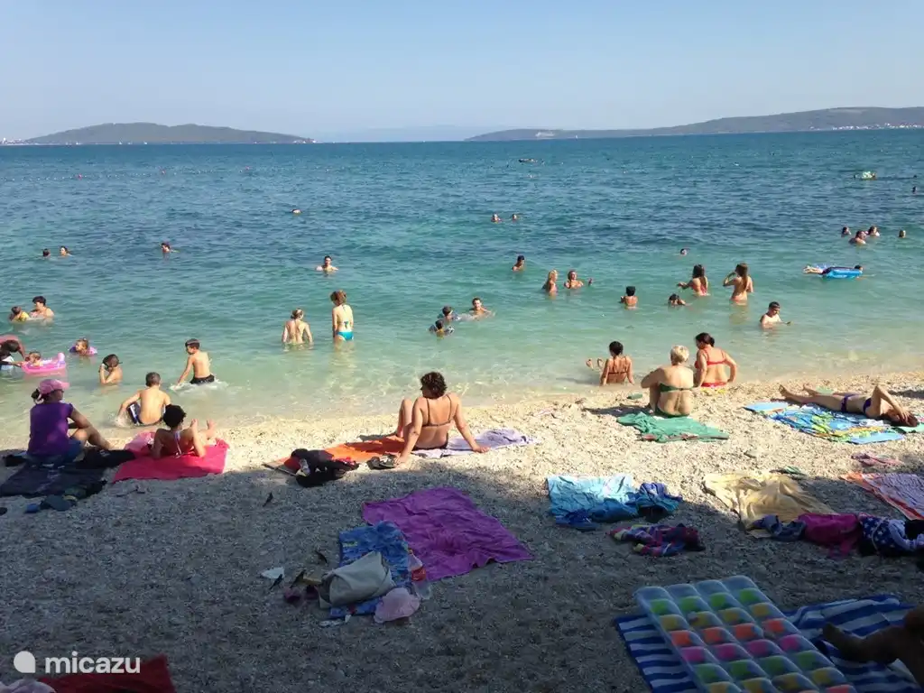 Una de las dos playas del pueblo a poca distancia de la casa, Kastel Staffilic a 500 metros. En Kastel Stari está la otra playa, a unos 300 metros.
