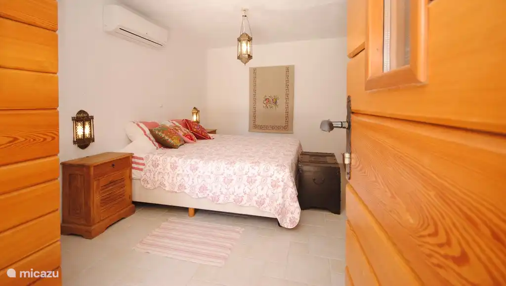 Ingrese al konoba, la planta baja, un hermoso estudio con cama con somier para 2 personas (180x200).