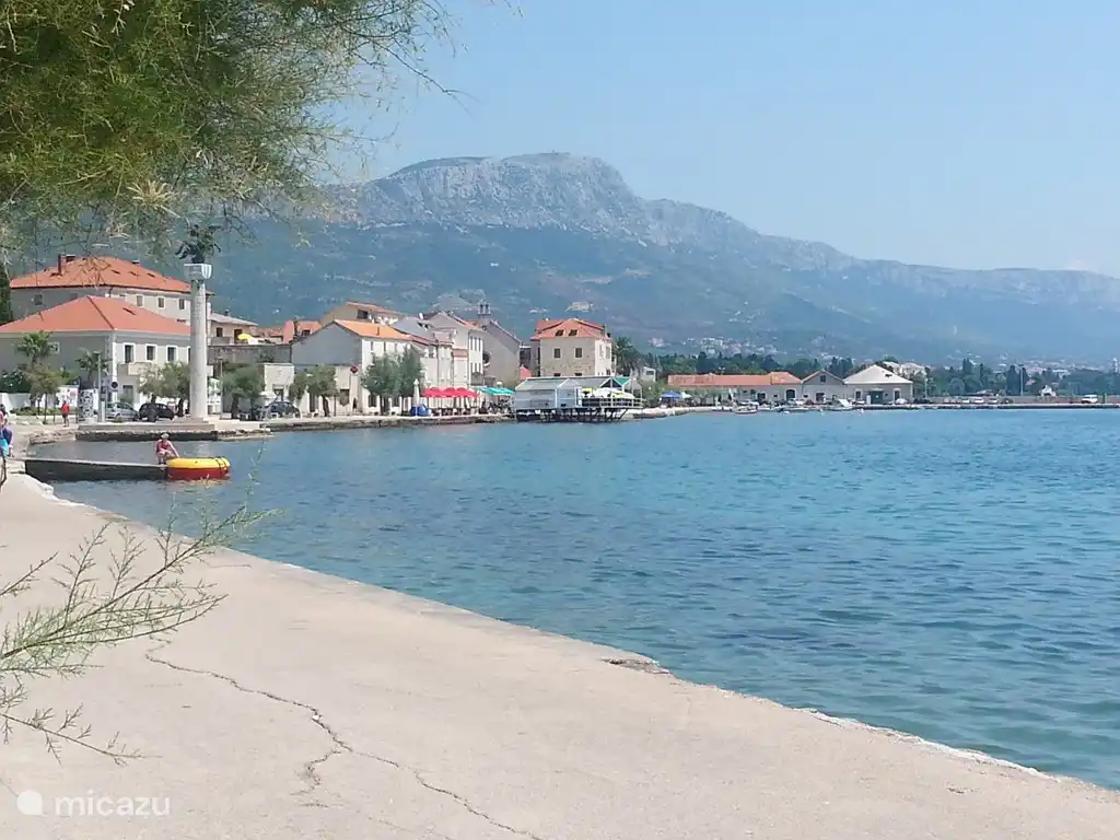 La riva de Kastel Novi, terrazas y restaurantes a poca distancia.