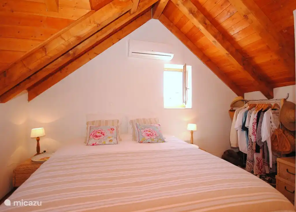 Amplio dormitorio para 2 personas (somier de 180x220) con una hermosa vista al mar y al pueblo.