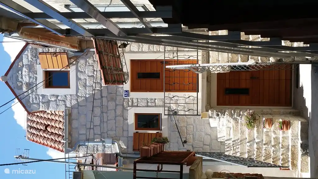 Vila Feliks tiene su propia entrada al primer y segundo piso.