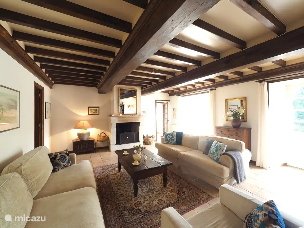 Wohnzimmer mit Kamin