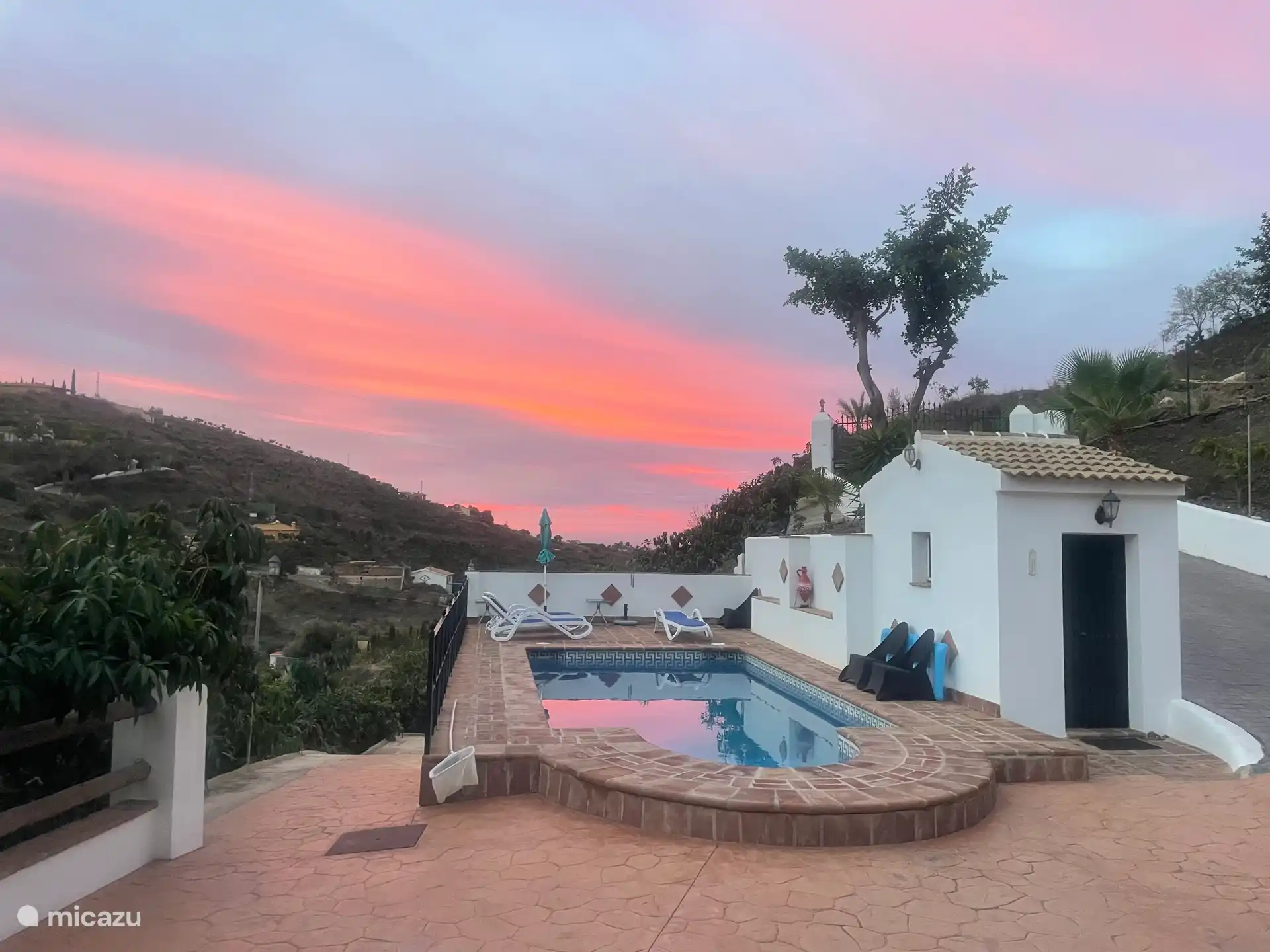 Het zwembad en de buitenbadkamer