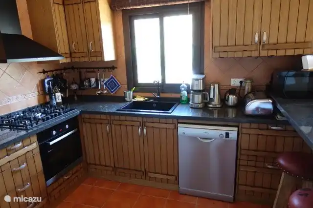 Die Küche, komplett mit Kühl- / Gefrierschrank, Geschirrspüler, Gasherd und Elektroherd.