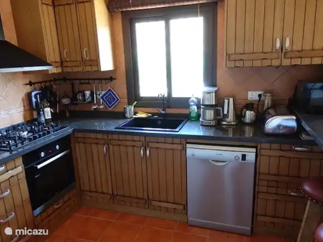 Casa Rosalía en España, Andalucía, Arenas - finca La cocina, completa con nevera/congelador, lavavajillas, cocina a gas y horno eléctrico.