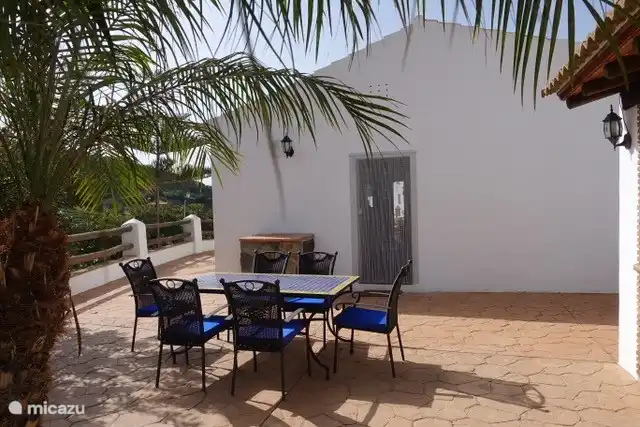 Die Terrasse auf der Rückseite des Hauses, am Grill.