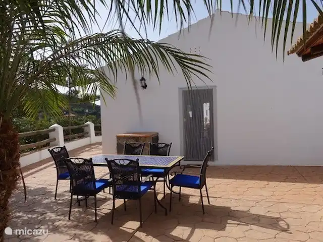Casa Rosalía en España, Andalucía, Arenas - finca La terraza en la parte trasera de la casa, cerca de la barbacoa.