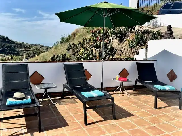 Sonnenliegen am Pool