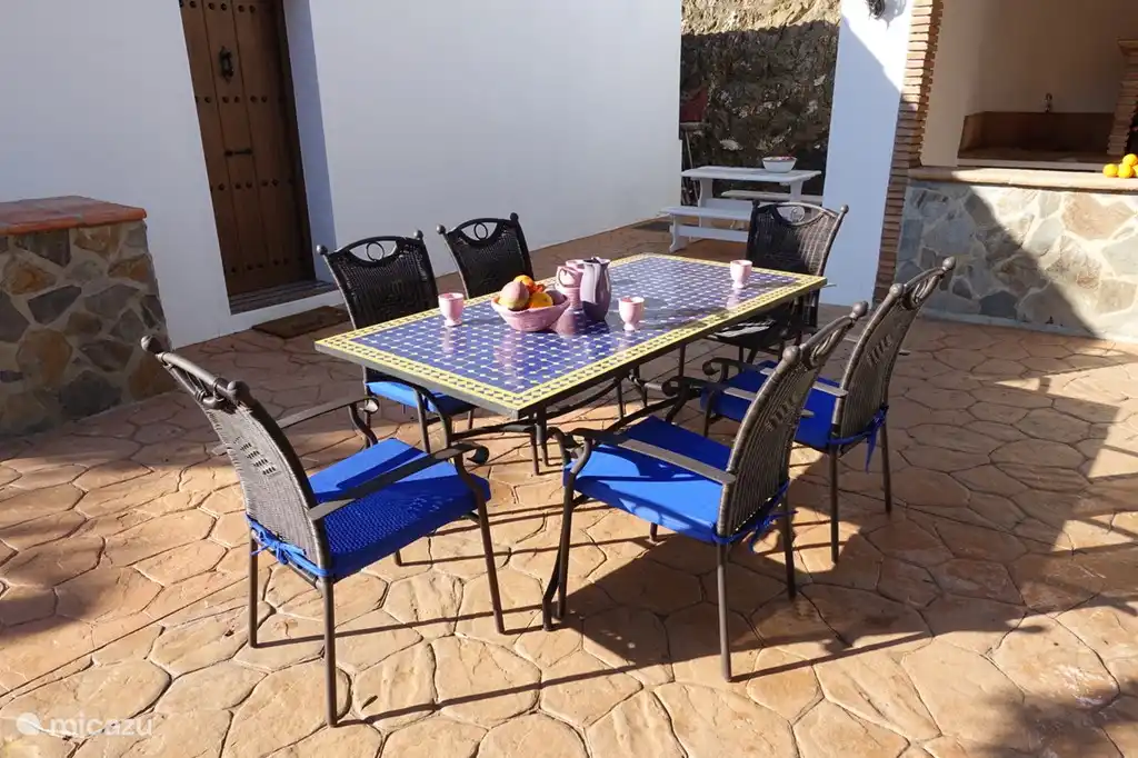 Die Terrasse mit der Außenküche mit Grill