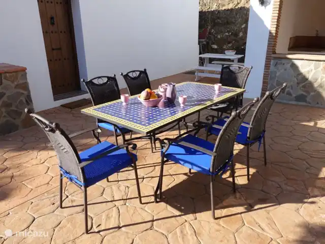 Casa Rosalía en España, Andalucía, Arenas - finca La terraza exterior, con la cocina exterior con barbacoa al fondo
