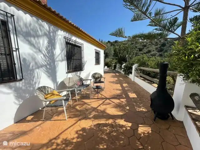 Casa Rosalía en España, Andalucía, Arenas - finca Sala de estar con estufa al aire libre