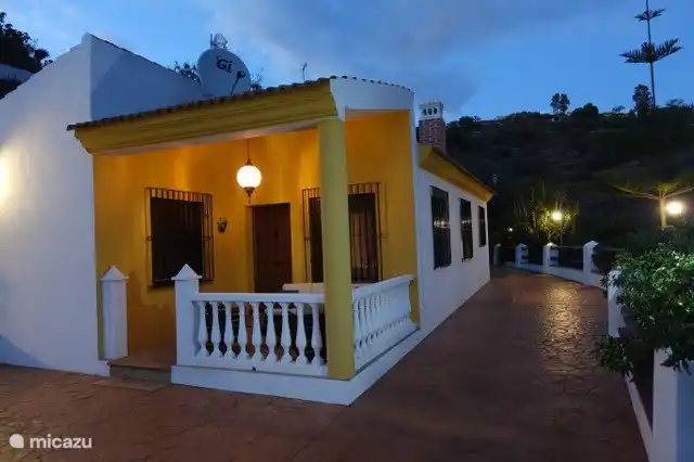 Am Abend wird die ganze Gegend wunderschön beleuchtet