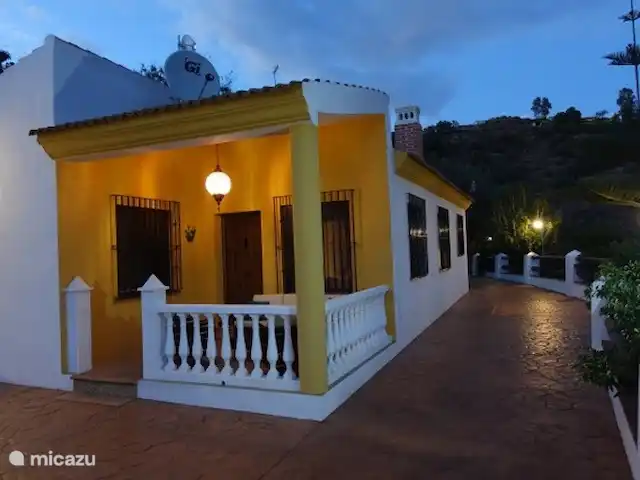 Casa Rosalía en España, Andalucía, Arenas - finca Por la noche, todo el sitio está atractivamente iluminado.