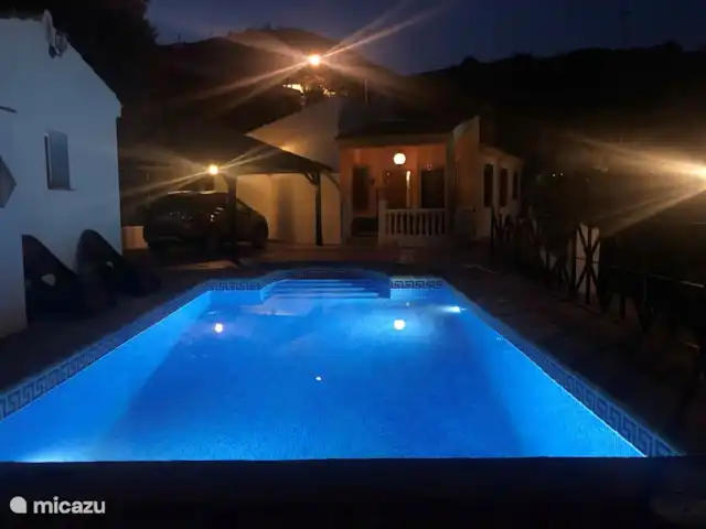 Casa Rosalía en España, Andalucía, Arenas - finca Piscina y casa por la noche.