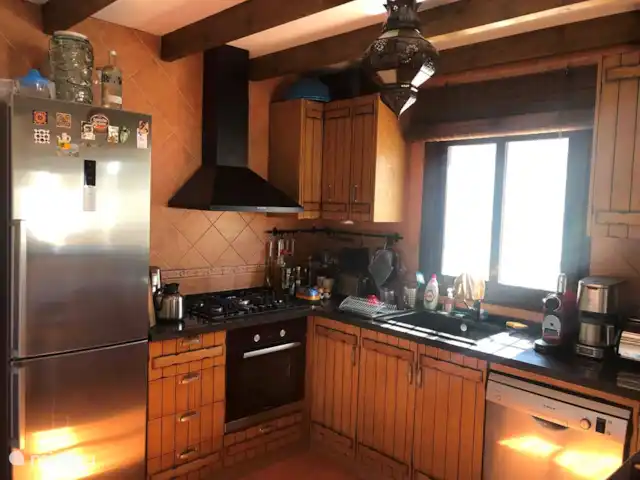 Casa Rosalía en España, Andalucía, Arenas - finca La cocina con gran frigorífico/congelador, horno, lavavajillas y microondas.