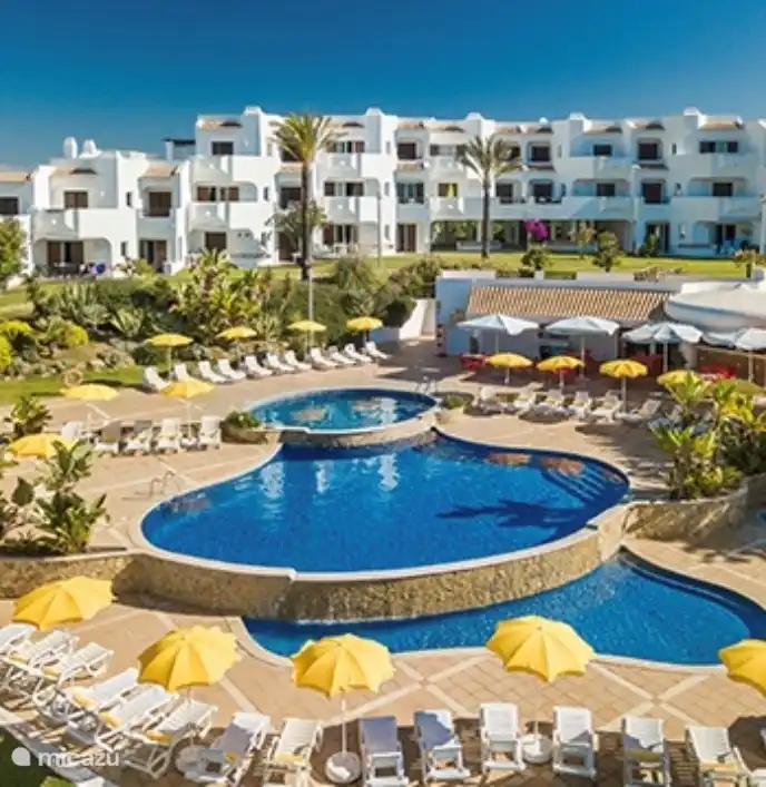 4ème piscine (période hivernale = octobre à avril chauffée)