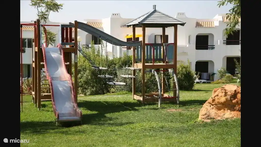 aire de jeux (à la 4ème piscine)