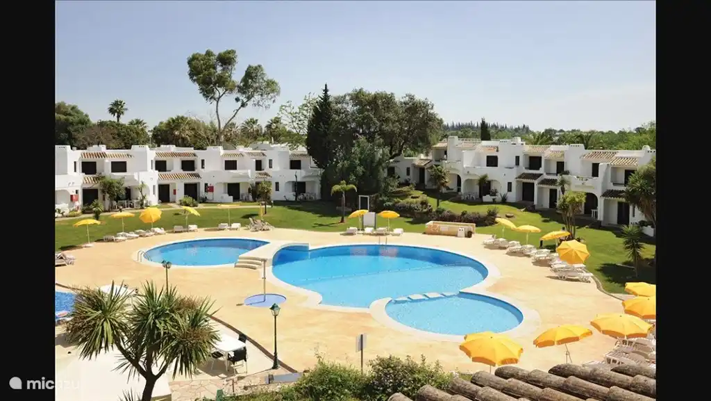 1ère piscine (derrière la réception)