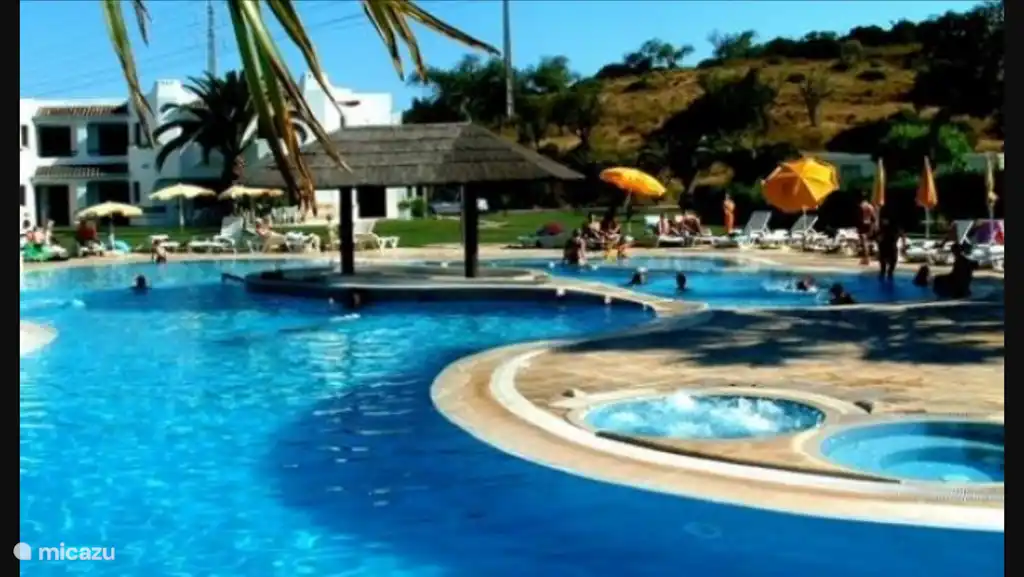 2e piscine/jacuzzi et bar de la piscine