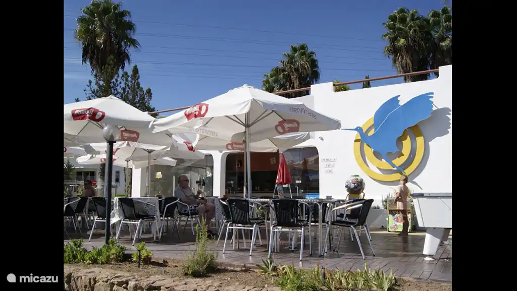 restaurant au bord de la piscine 2