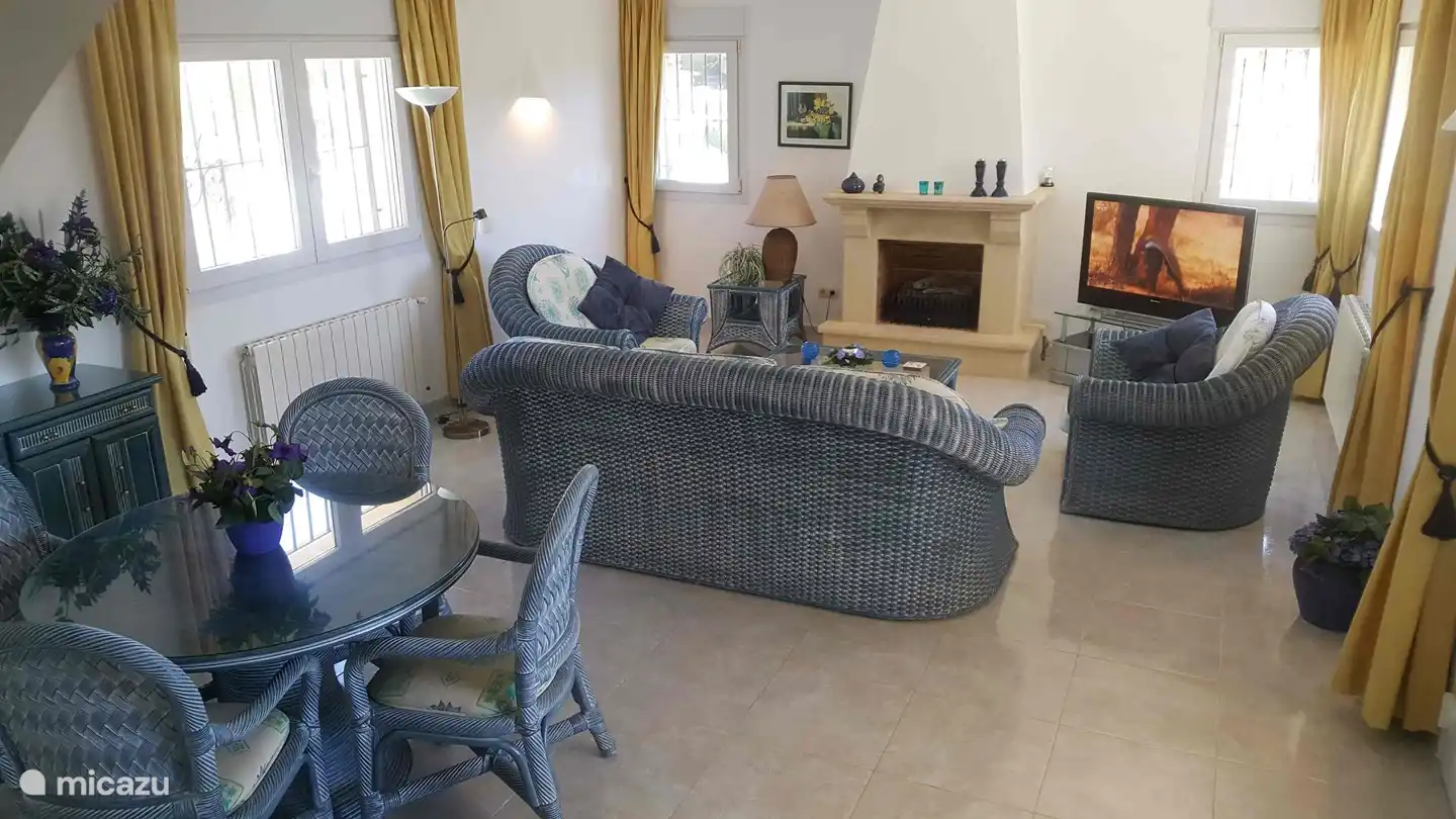 La sala de estar acogedora, espaciosa y cómodamente amueblada. Puertas francesas a la terraza cubierta, comedor acogedor, TV vía satélite con canales holandeses, en resumen, todo lo que necesita para disfrutar al máximo.