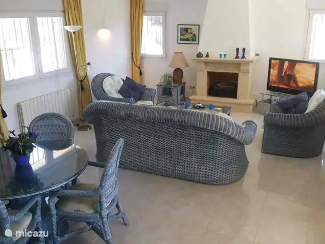 Location de Vacances Espagne, Costa Blanca, Moraira, villa - Villa Flamenca Le salon confortable, spacieux et confortablement meublé. Portes-fenêtres donnant sur la terrasse couverte, salle à manger confortable, télévision par satellite avec chaînes néerlandaises, bref, tout ce dont vous avez besoin pour en profiter pleinement.