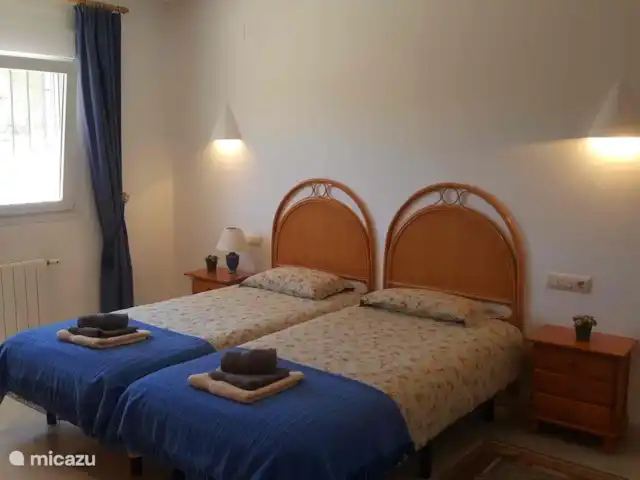 Location de Vacances Espagne, Costa Blanca, Moraira, villa - Villa Flamenca La chambre très spacieuse avec salle de bain privée.