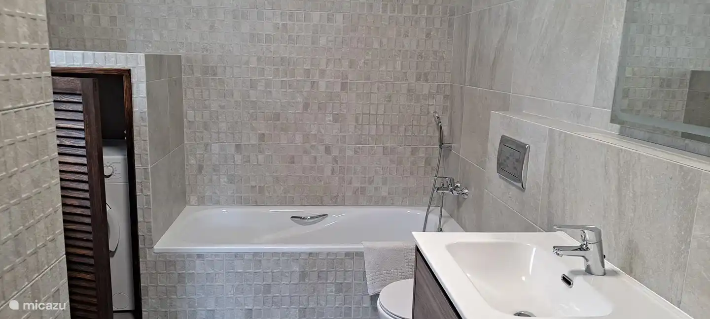 y este es el baño
DESPUÉS DE LA RENOVACIÓN :-))))

¡El baño privado en el dormitorio principal, o el baño en suite! Maravillosamente espacioso con baño, ducha, inodoro y lavabo doble.