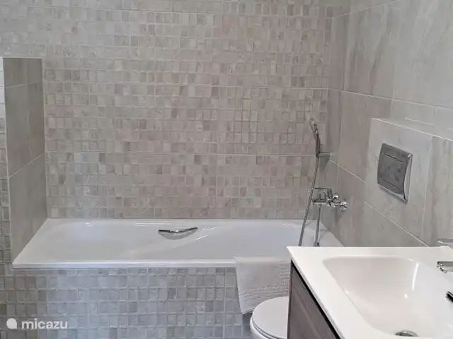 Location de Vacances Espagne, Costa Blanca, Moraira, villa - Villa Flamenca Et voici la salle de bain
APRÈS LA RÉNOVATION :-))))
La salle de bain privée dans la chambre principale, ou la salle de bain! Merveilleusement spacieuse avec baignoire, douche, toilettes et double lavabo.
