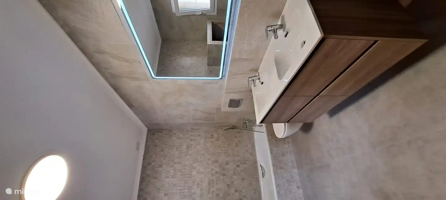 Una renovación total, hermosos azulejos, hermosos muebles con un gran espejo con iluminación LED y una super ducha a ras de suelo.