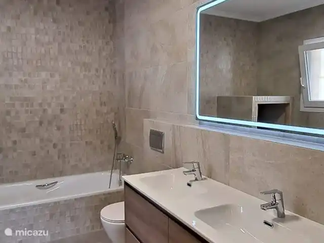 Location de Vacances Espagne, Costa Blanca, Moraira, villa - Villa Flamenca Une rénovation totale, du beau carrelage, du beau mobilier avec un grand miroir avec éclairage LED et une super douche à l'italienne !!