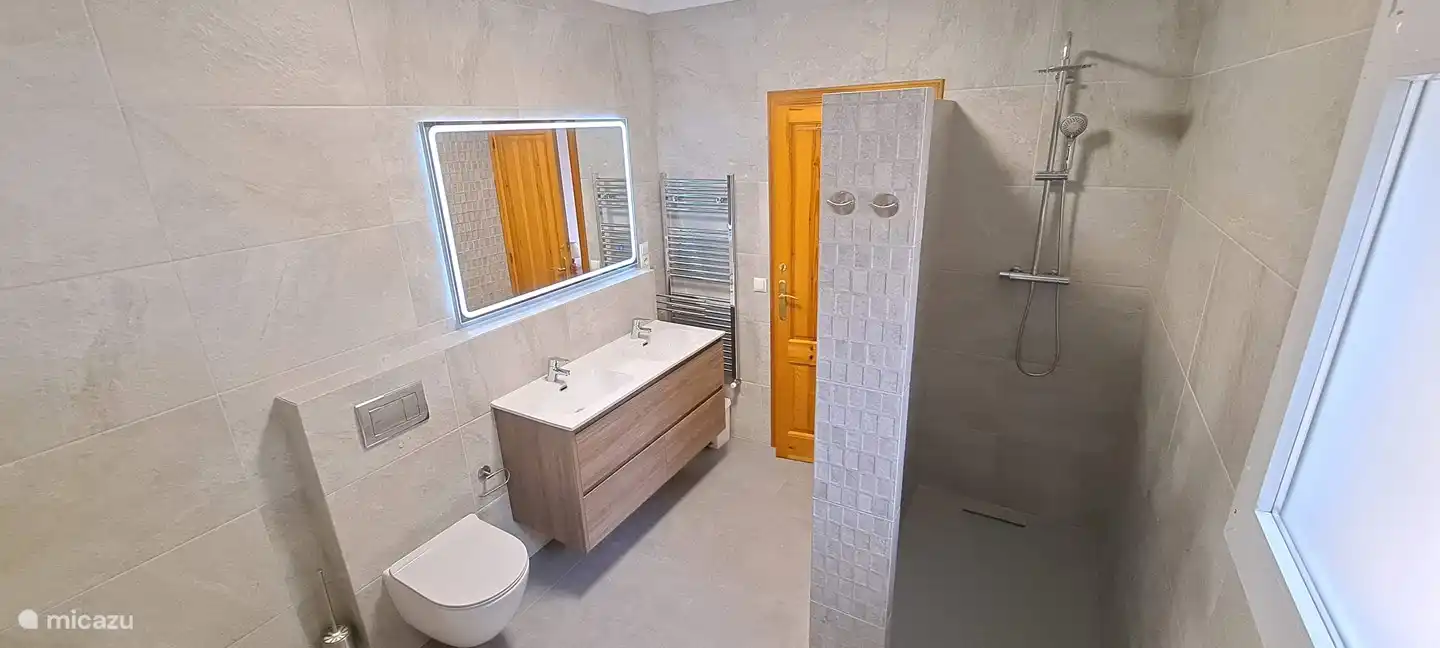 Aquí está la hermosa y espaciosa ducha a ras de suelo, que había estado en nuestra lista de deseos durante mucho tiempo,
ahora finalmente puede darse cuenta.
Todo un lujo :-))