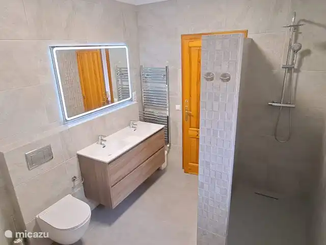 Location de Vacances Espagne, Costa Blanca, Moraira, villa - Villa Flamenca Voici la belle douche à l'italienne spacieuse, qui était sur notre liste de souhaits depuis longtemps,
peut enfin réaliser.
Quel luxe :-))