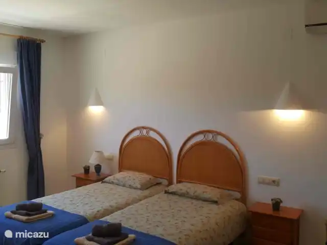 Location de Vacances Espagne, Costa Blanca, Moraira, villa - Villa Flamenca La chambre très spacieuse avec salle de bain privée.