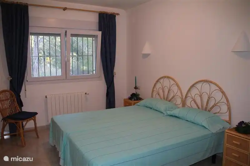 El dormitorio de invitados, este también es un amplio dormitorio con armarios empotrados.
Las ventanas están equipadas con un mecanismo de giro / inclinación, una mosquitera y una persiana enrollable.