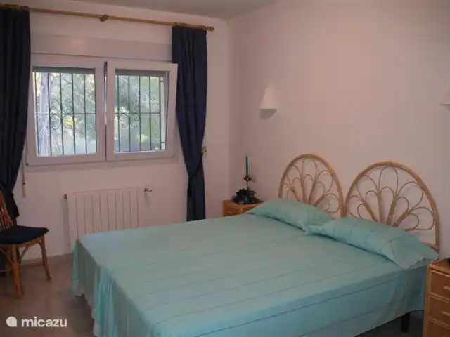 Location de Vacances Espagne, Costa Blanca, Moraira, villa - Villa Flamenca La chambre d'amis, c'est aussi une chambre spacieuse avec placards.
Les fenêtres sont équipées d'un mécanisme oscillo-battant, d'une moustiquaire et d'un volet roulant.