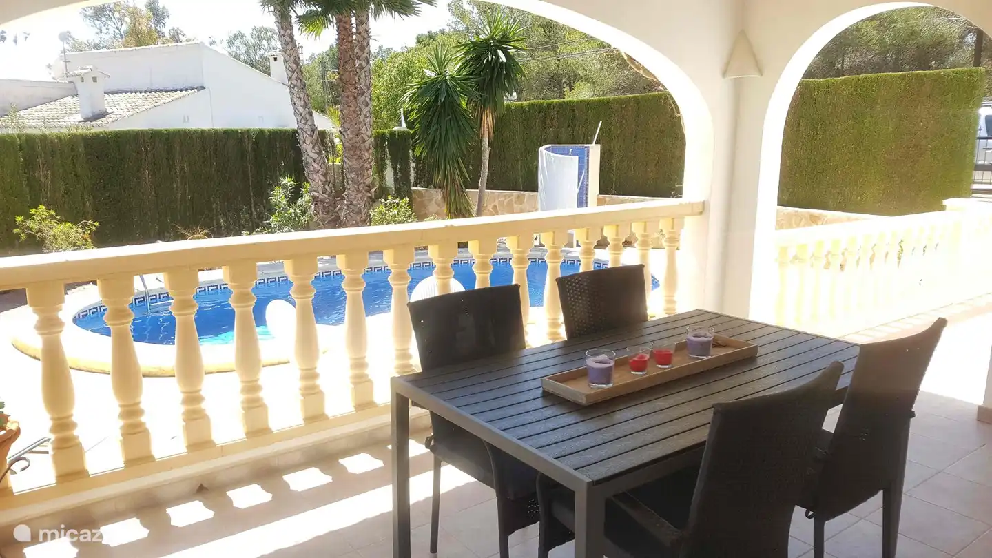 La terraza cubierta, donde sentarse a la sombra durante el día y disfrutar del cielo estrellado y la tranquilidad hasta altas horas de la madrugada.