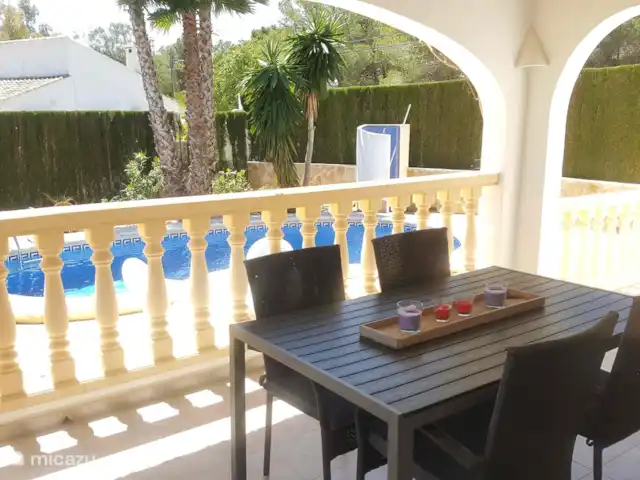 Location de Vacances Espagne, Costa Blanca, Moraira, villa - Villa Flamenca La terrasse couverte, où vous pourrez vous asseoir à l'ombre pendant la journée et profiter du ciel étoilé et de la tranquillité jusqu'aux petites heures du soir.
