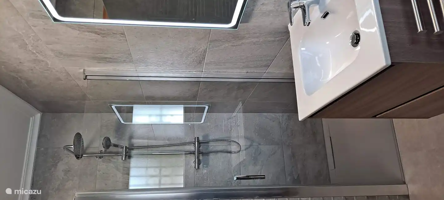 También aquí una ducha a ras de suelo muy agradable.