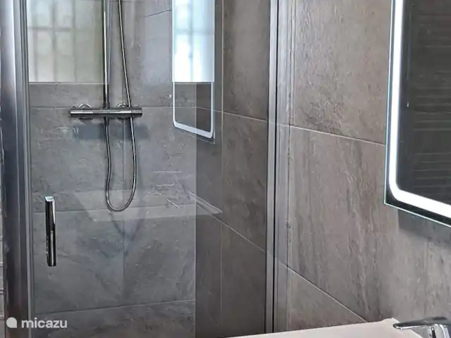 Location de Vacances Espagne, Costa Blanca, Moraira, villa - Villa Flamenca Ici aussi une très belle douche à l'italienne.