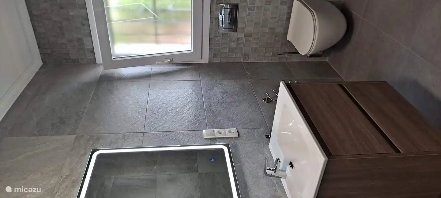 Ambos baños han sido completamente renovados y ahora los 2 tienen una agradable ducha a ras de suelo.
El estilo completamente renovado destila lujo, comodidad, pero también un ambiente muy relajado.
Estamos muy contentos con él y
Espero que te sientas de la misma manera :-))