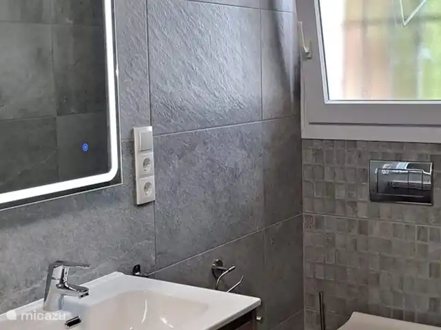 Location de Vacances Espagne, Costa Blanca, Moraira, villa - Villa Flamenca Les deux salles de bains ont été entièrement rénovées et maintenant toutes les 2 ont une belle douche à l'italienne.
Le style entièrement renouvelé respire le luxe, le confort, mais aussi une ambiance très décontractée.
Nous en sommes très satisfaits et
J'espère que vous ressentirez la même chose :-))