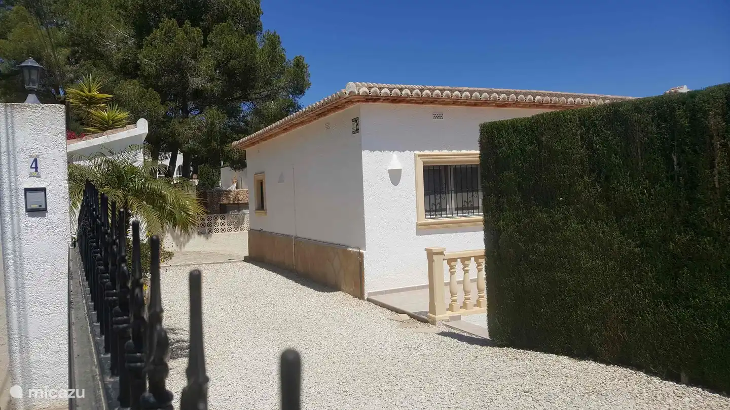 Conduce hasta el patio sin ningún problema y estaciona el automóvil de manera segura en un área cerrada.