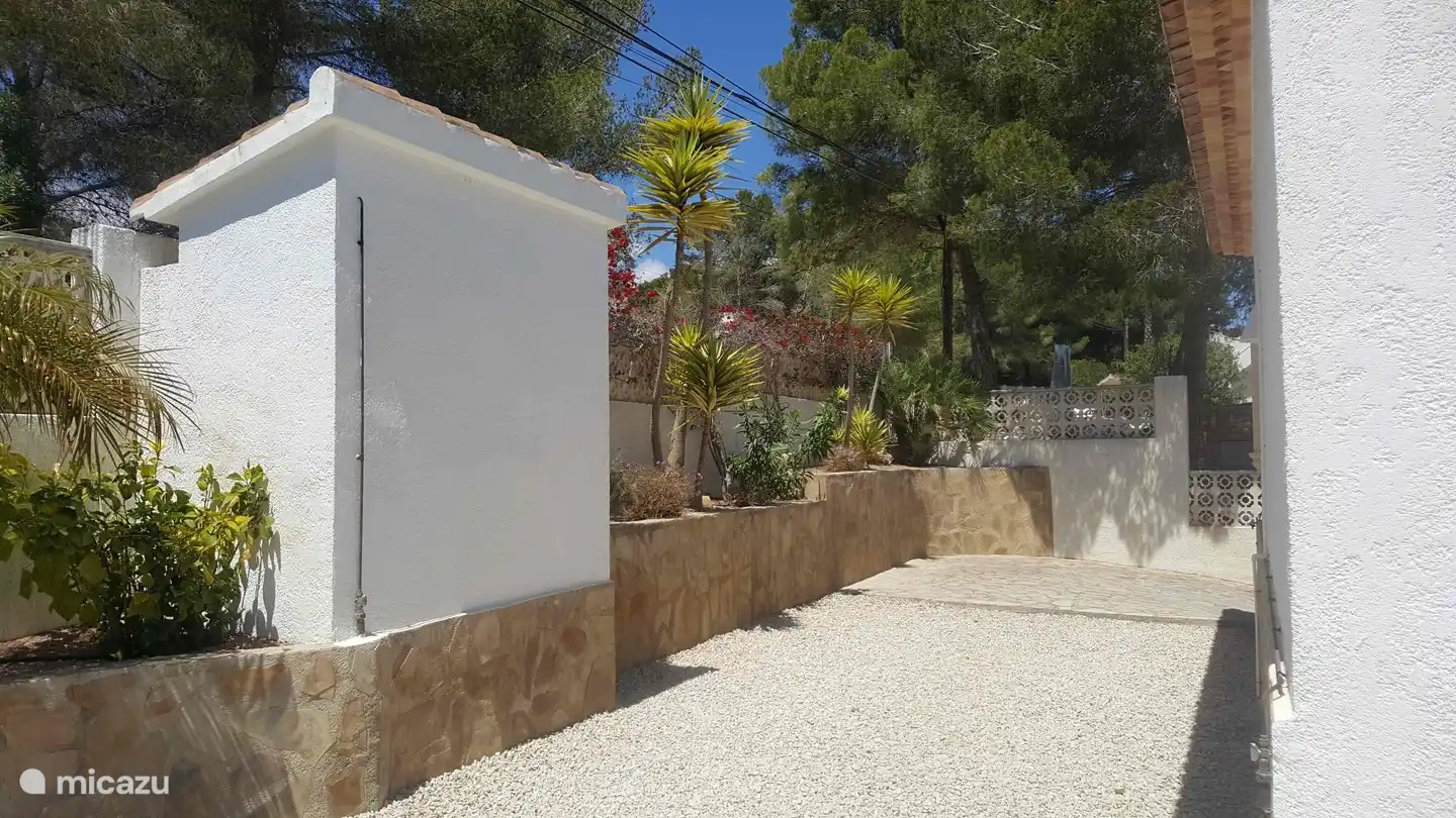 El estacionamiento está justo al lado de la casa, muy útil para equipaje y comestibles.