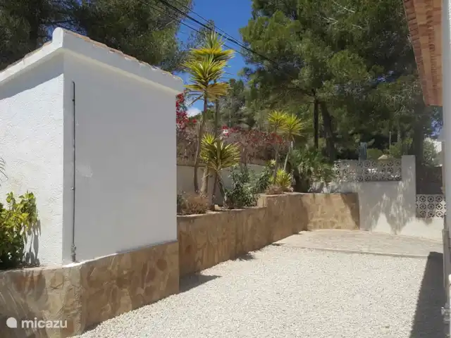 Location de Vacances Espagne, Costa Blanca, Moraira, villa - Villa Flamenca Le parking est juste à côté de la maison, très pratique pour les bagages et les courses.